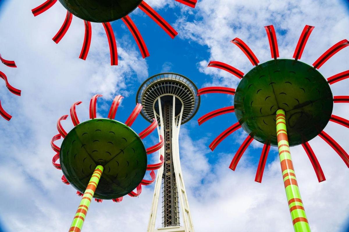 vaade Space Needle'ile ja kahele vaaterattale
