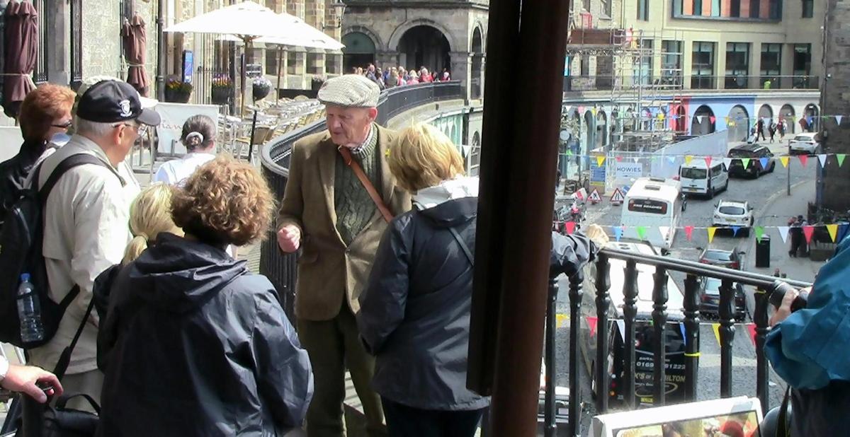 skupina ljudi, ki stojijo na mestni ulici
