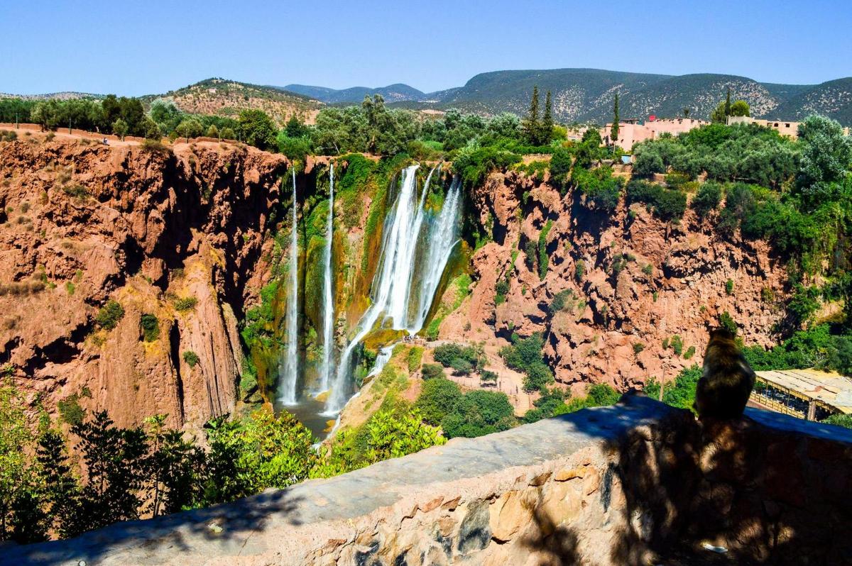 uma vista de uma cachoeira em um cânion