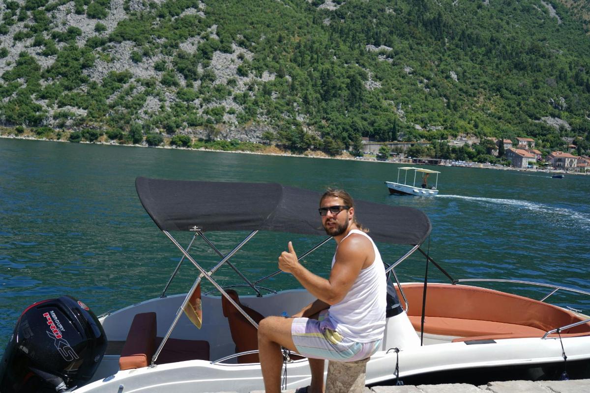 un homme assis sur un bateau dans l'eau