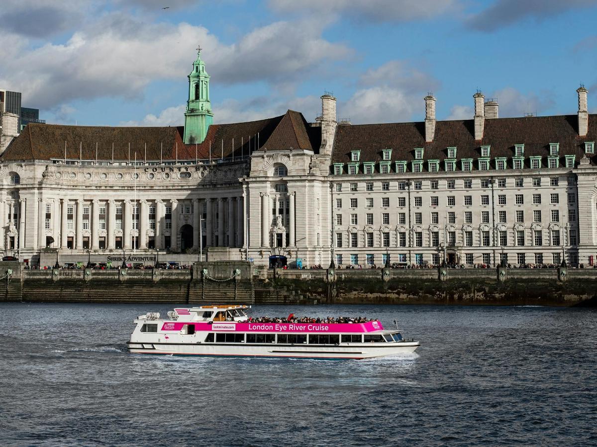 a boat in the water in front of a large building