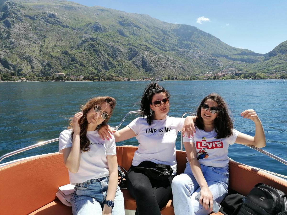 tre ragazze sedute su una barca su un lago