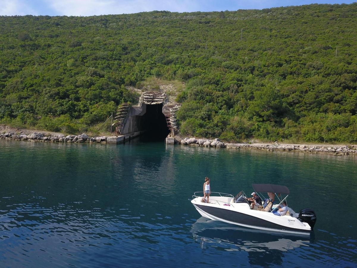 un gruppo di persone su una barca in acqua