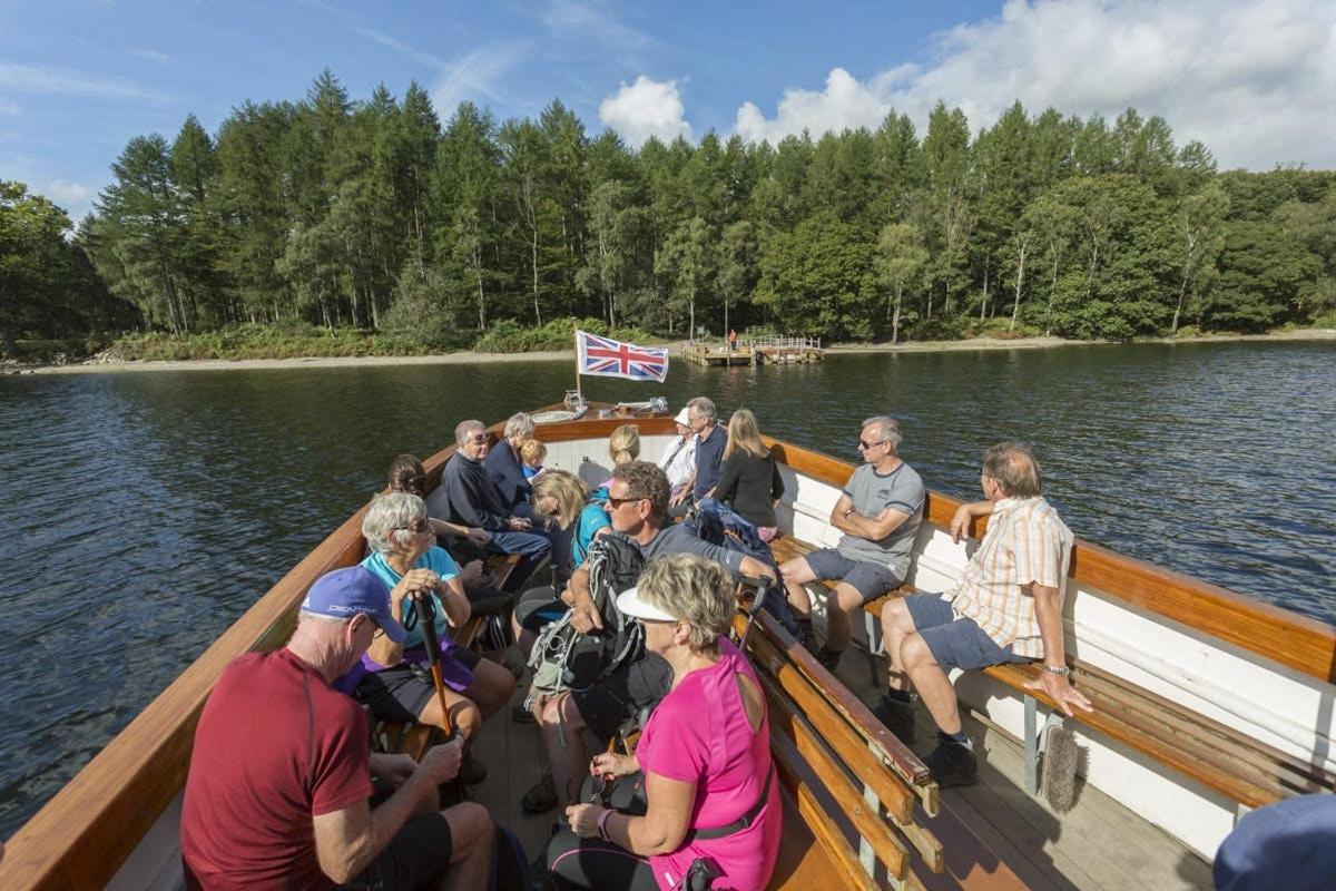een groep mensen op een boot op het water