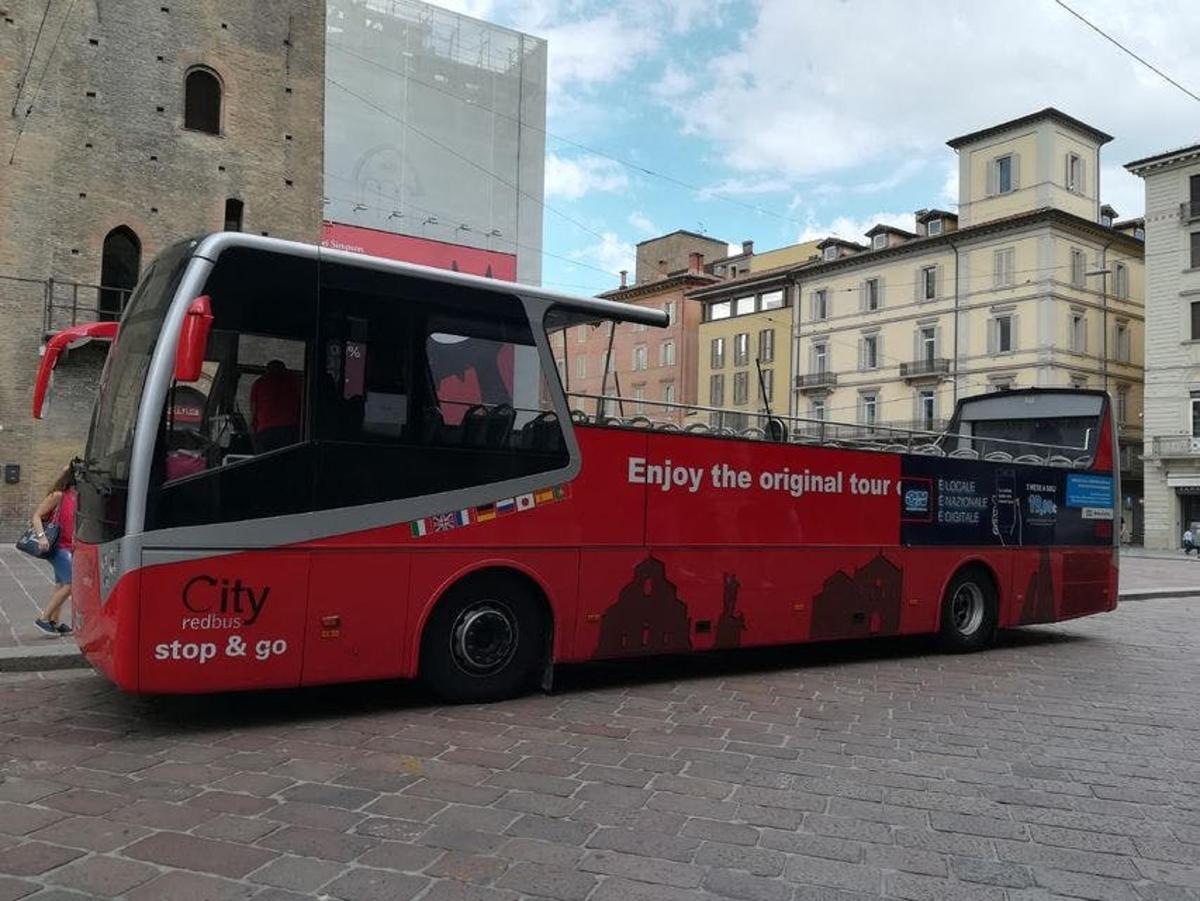 červený autobus stojí na ulici