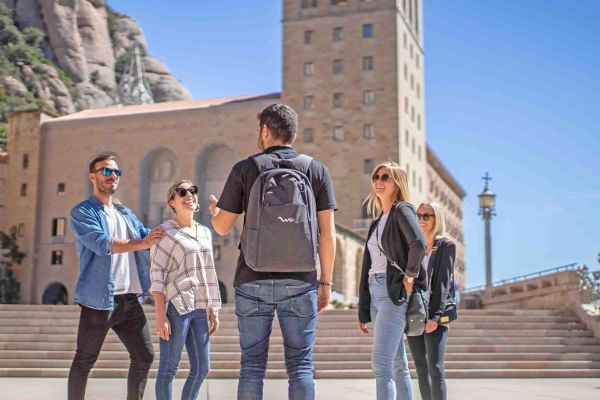 um grupo de pessoas em pé em frente a um prédio