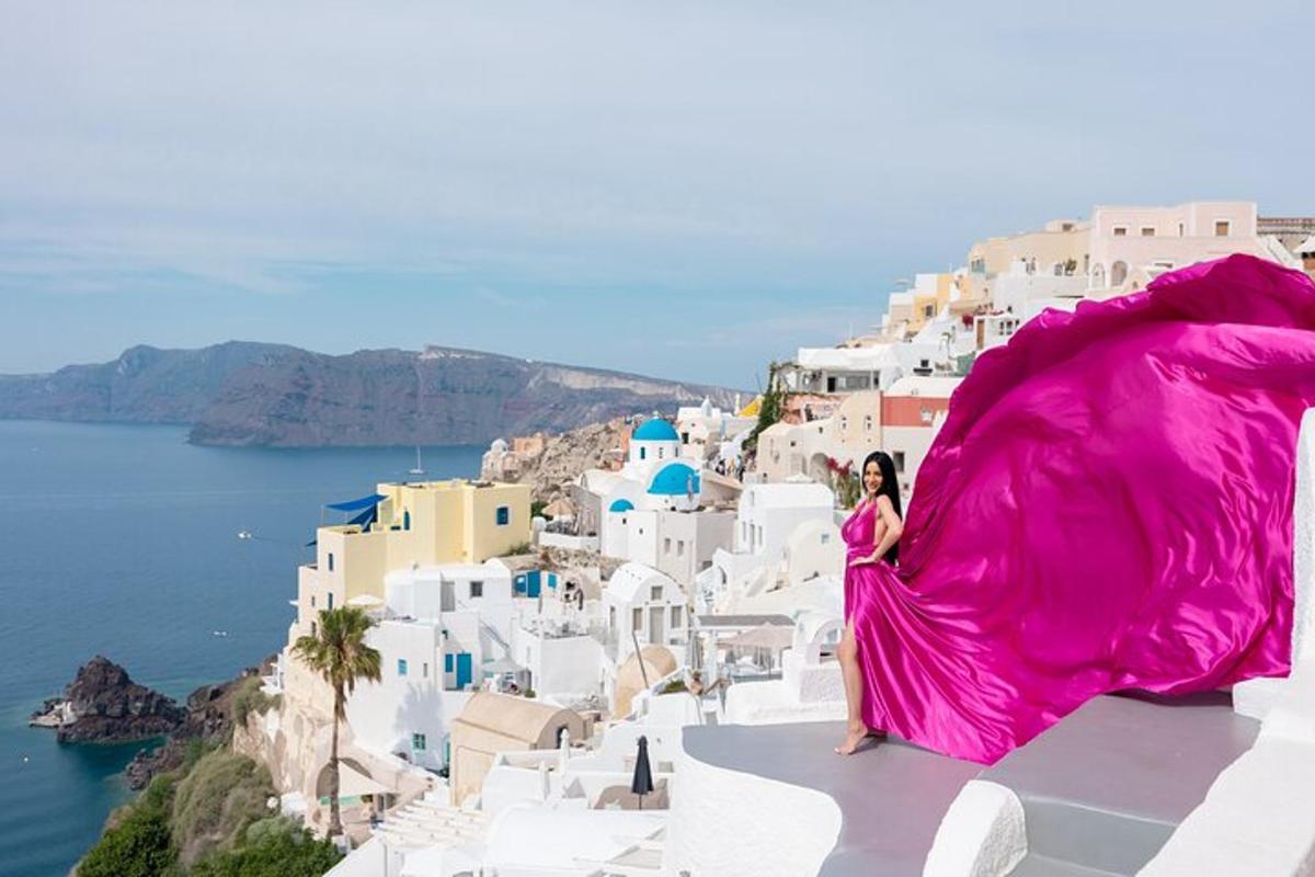 una donna in un vestito rosa in piedi su un edificio