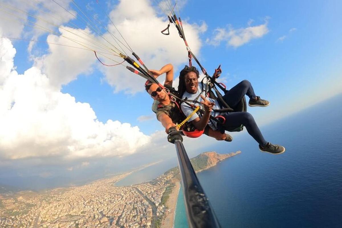 ένας άντρας που πετάει στον αέρα κρατώντας ένα αλεξίπτωτο