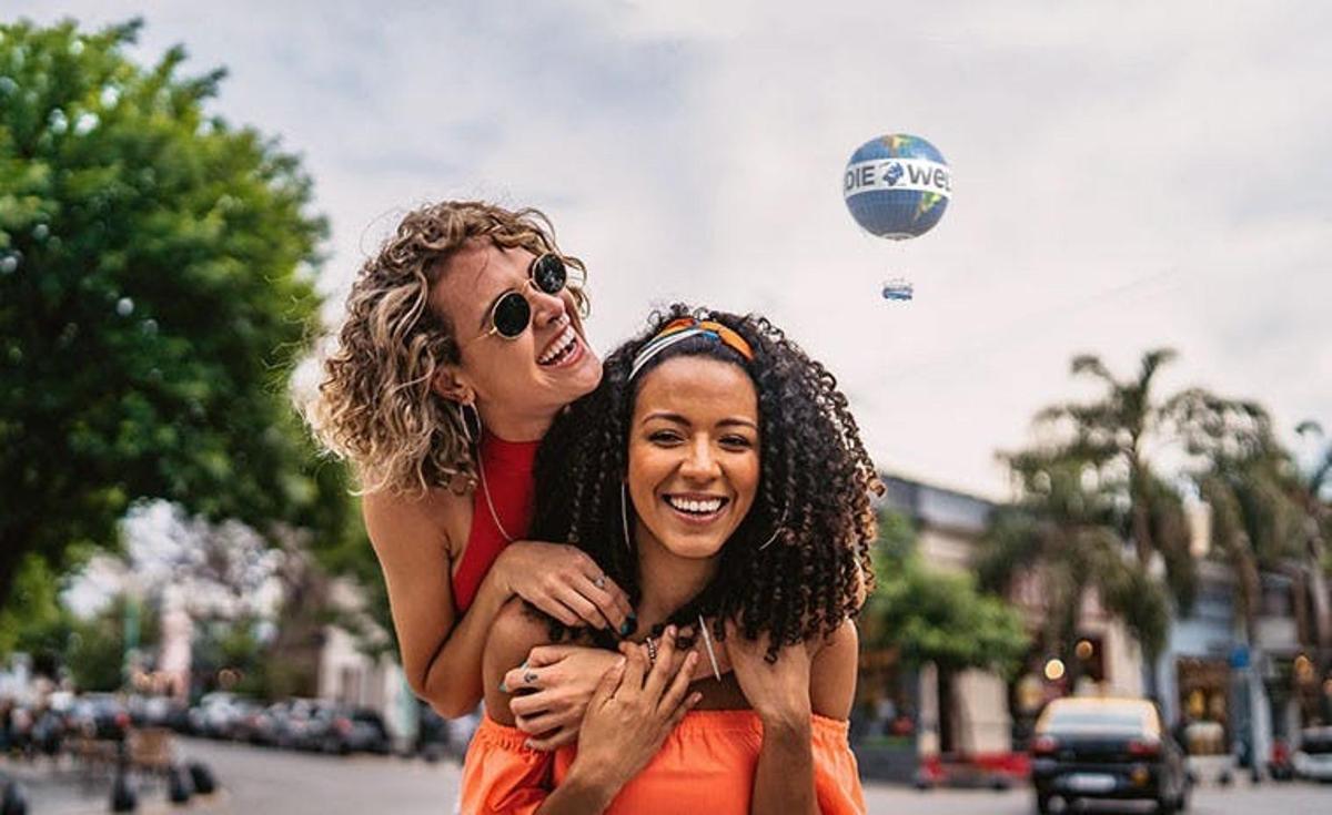 Dos mujeres paradas una al lado de la otra con un globo aerostático