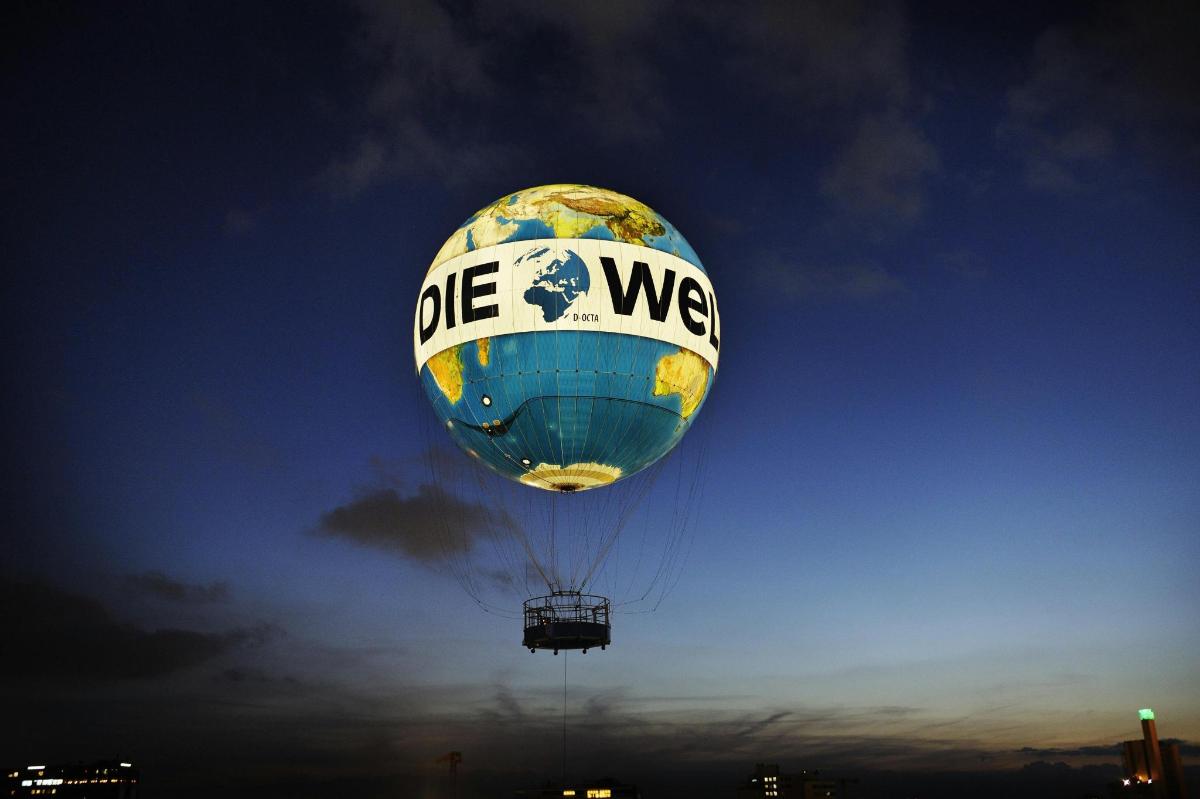 Un globo azul con las palabras diewcs volando en el cielo