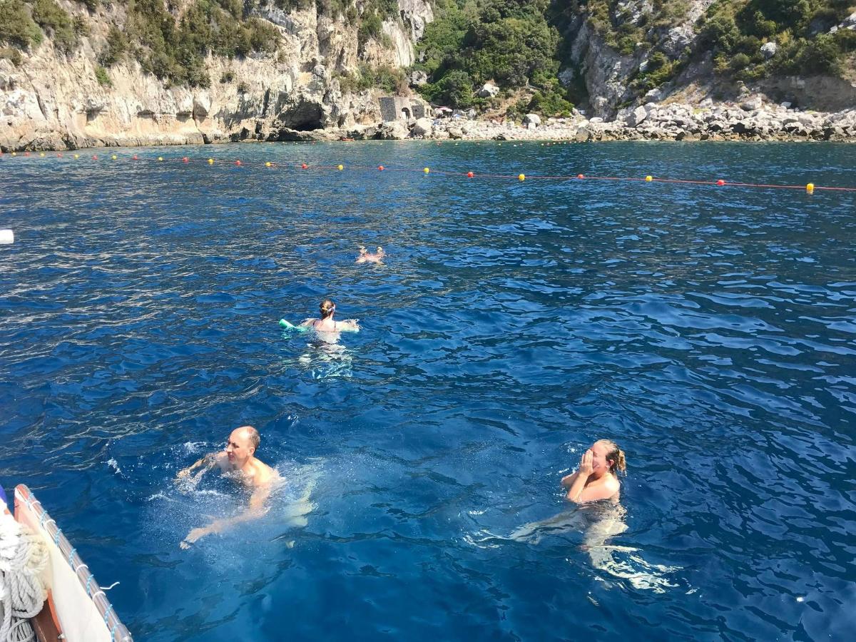 un grupo de personas nadando en el agua