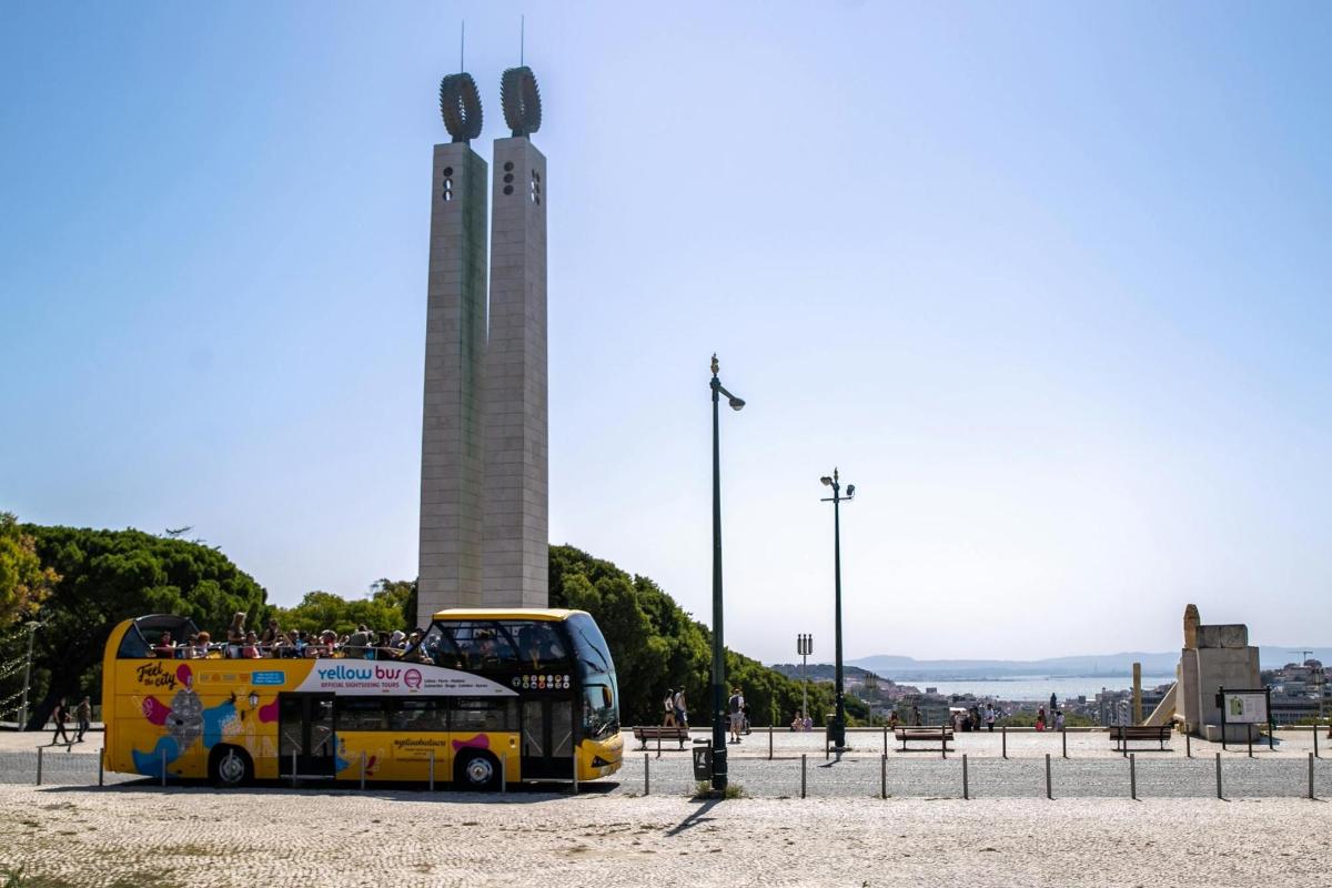 Avtobus je parkiran pred spomenikom