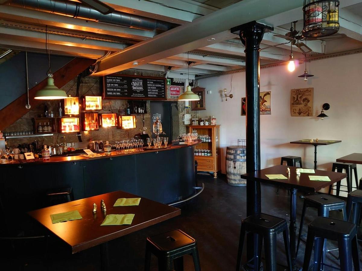 sebuah restoran dengan bar serta meja dan kerusi