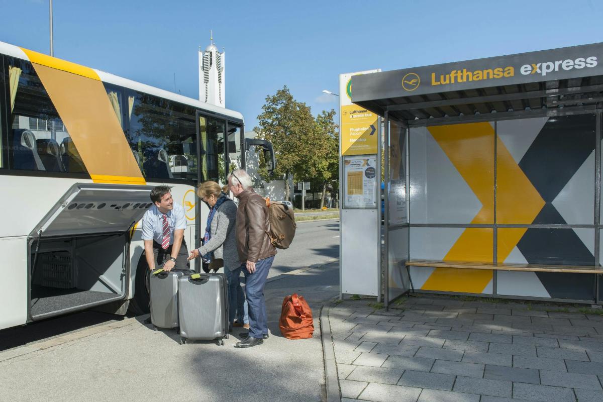 un grup de persones pujant a un autobús