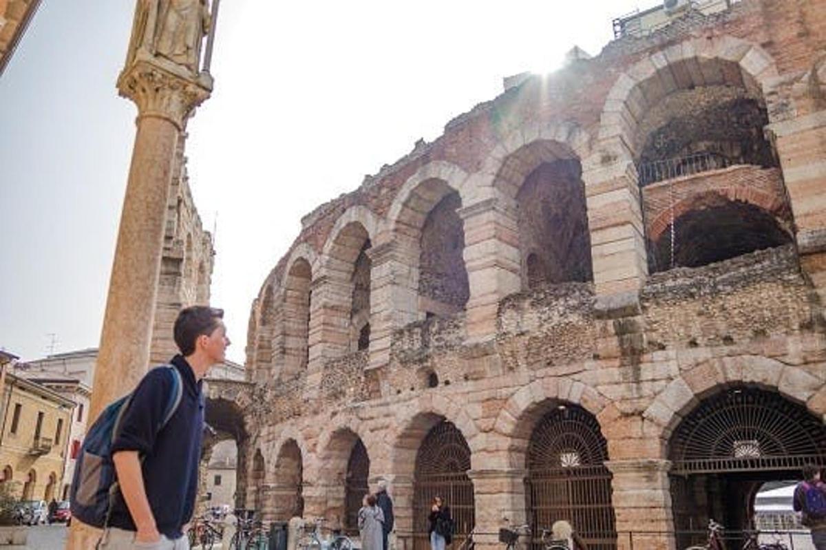 un uomo in piedi davanti a un grande edificio