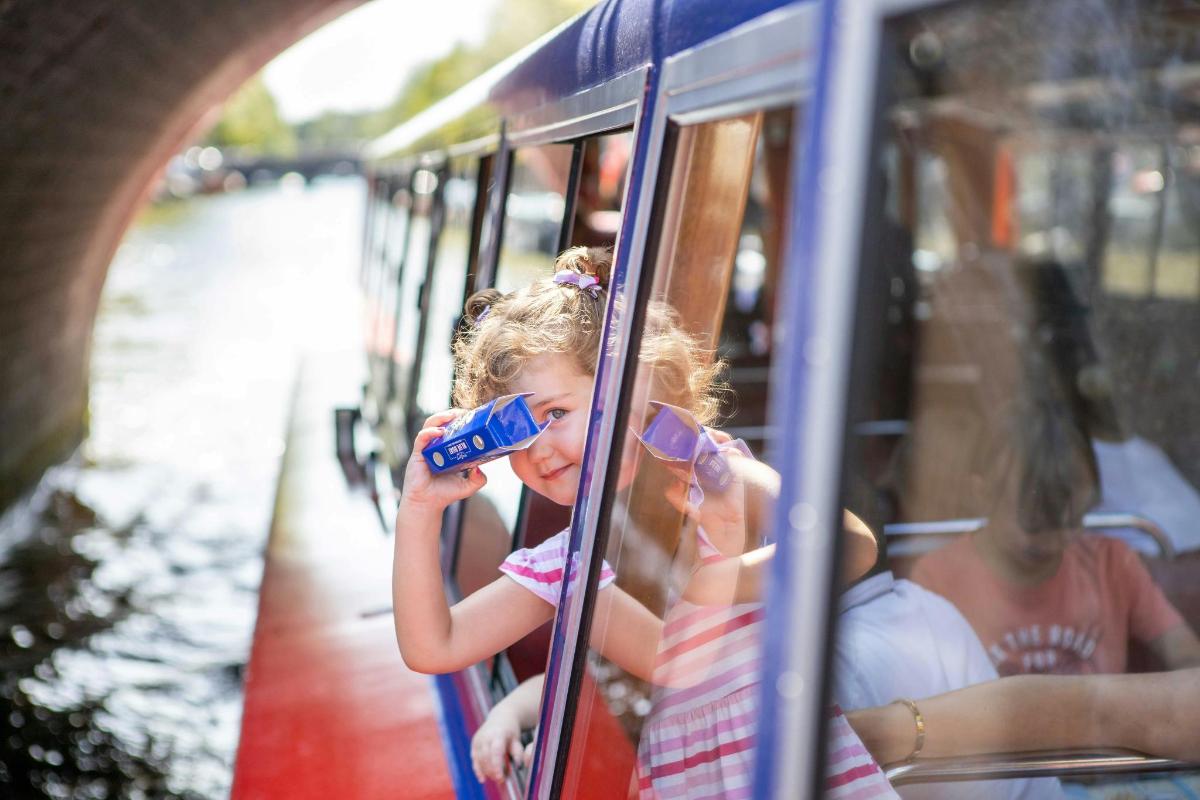 una bambina che parla al cellulare su un autobus
