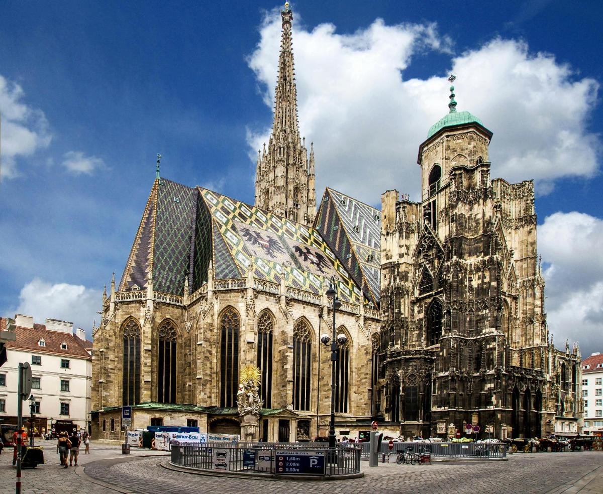 sebuah katedral besar dengan menara dan menara