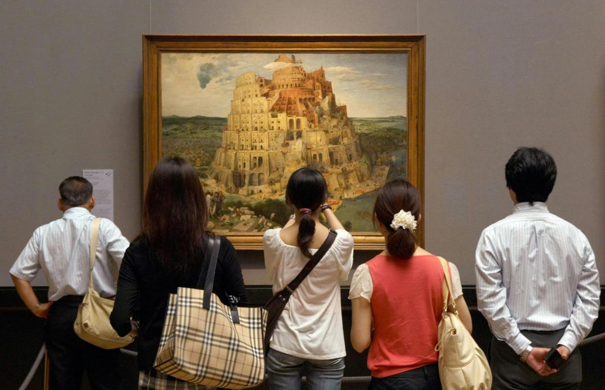 박물관에서 그림을 보는 사람들의 그룹