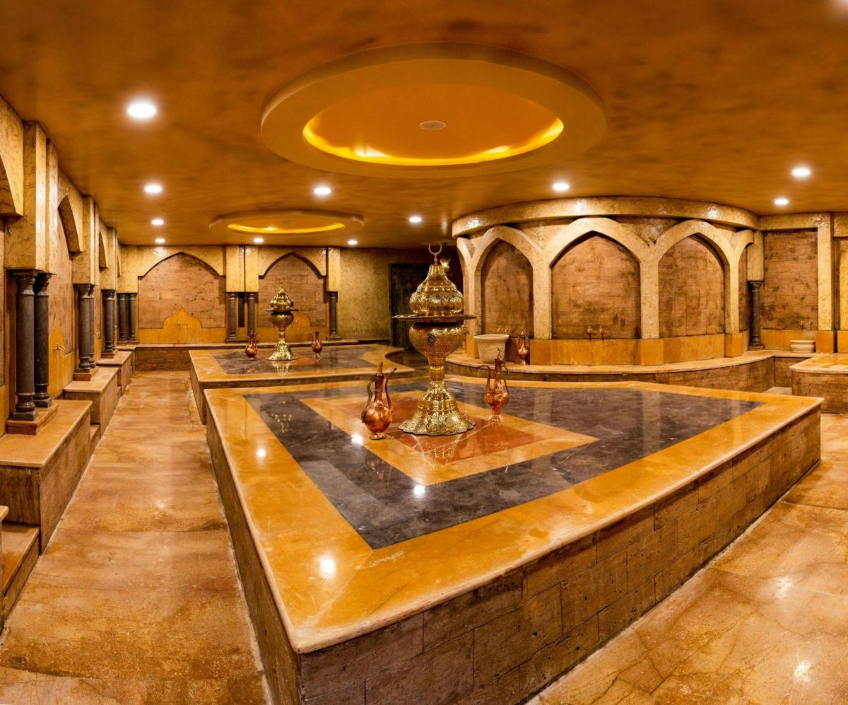una grande stanza con una fontana al centro