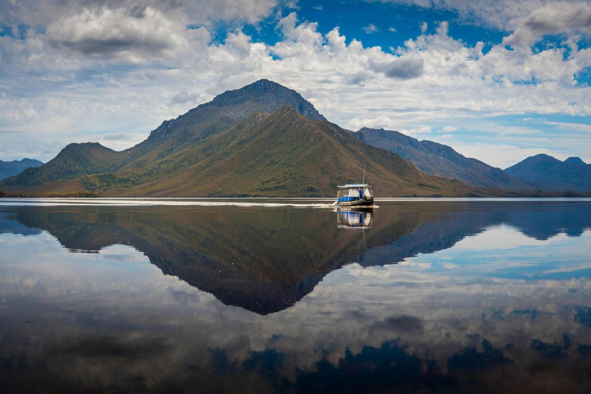 bátur á stóru vatni með fjöllum