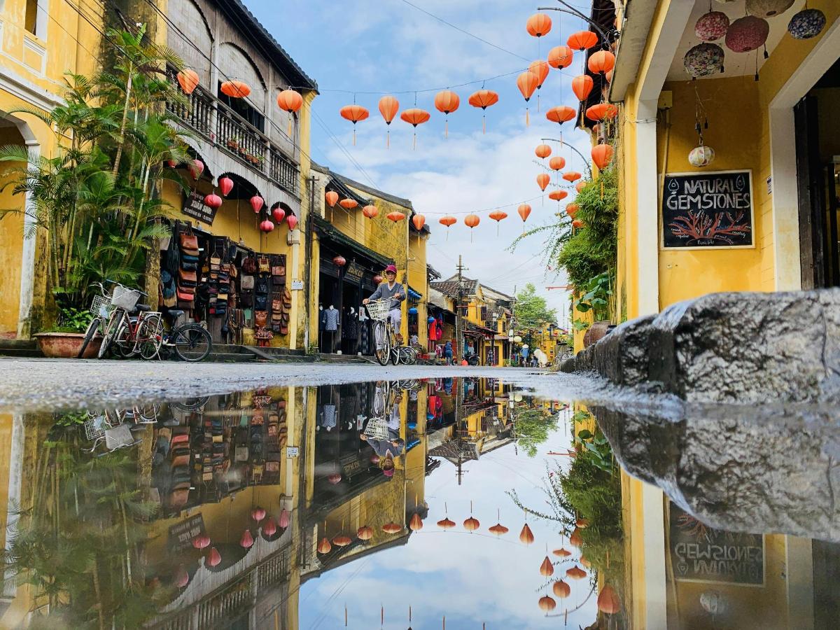 jalan kota dengan pantulan di genangan air
