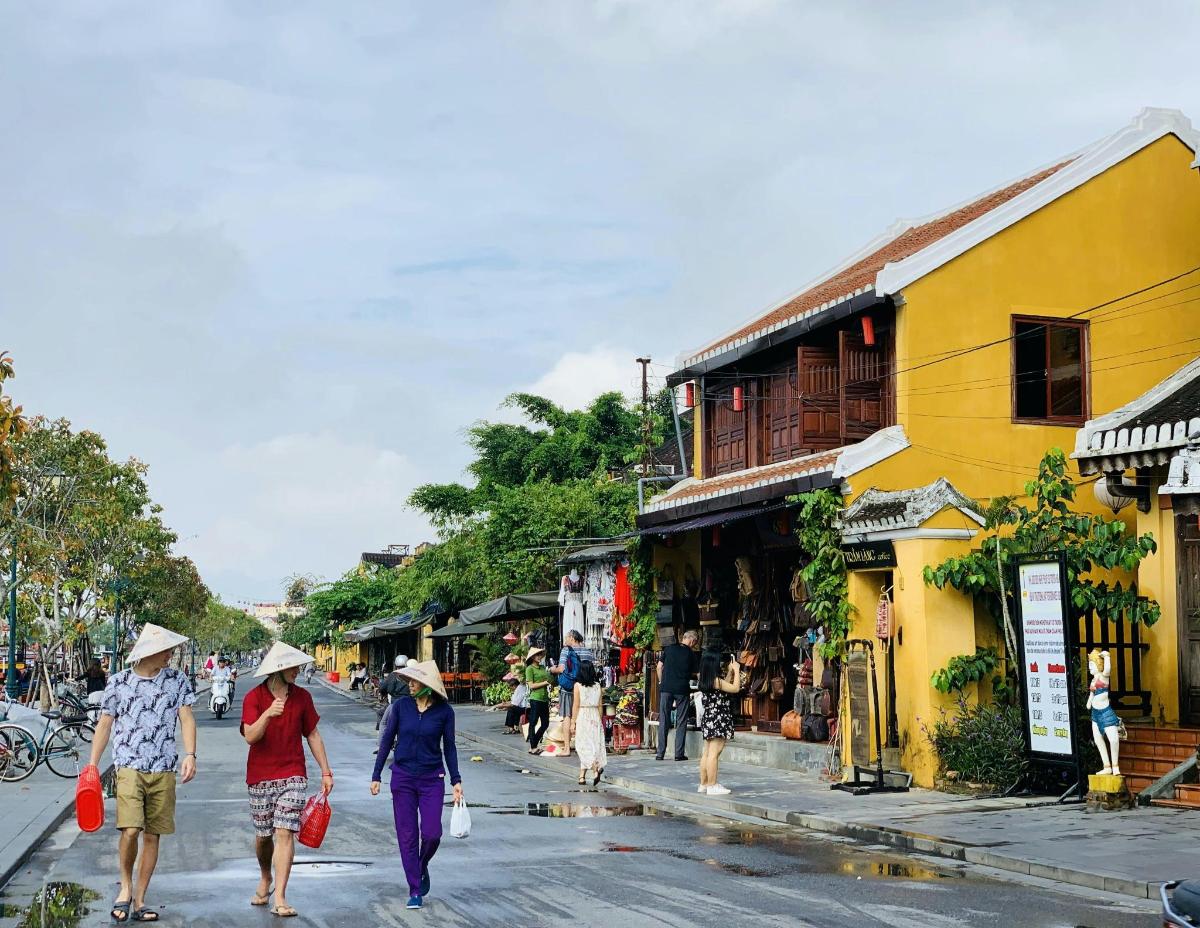 sekelompok orang berjalan di jalan