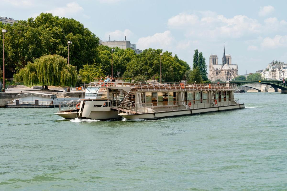 un ferry en el agua de un río