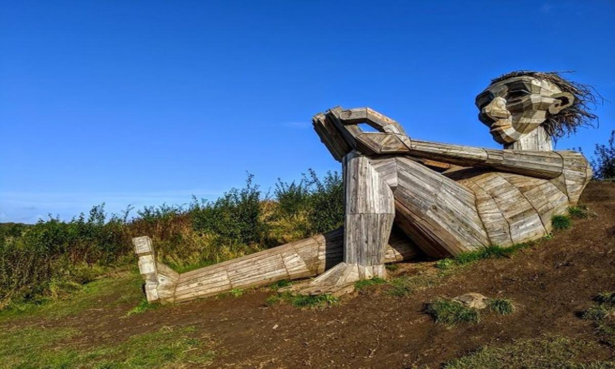 статуа лава који седи на врху брда