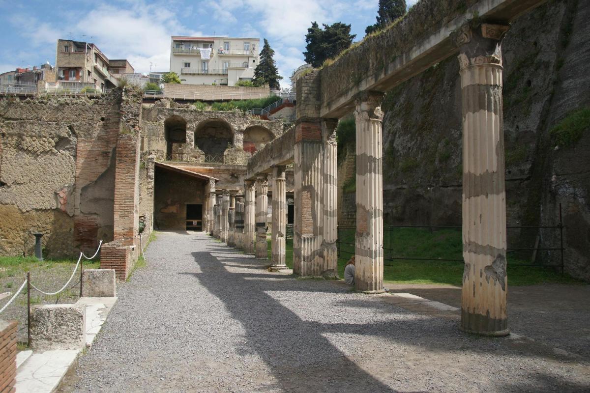 un vicolo tra le rovine di un edificio