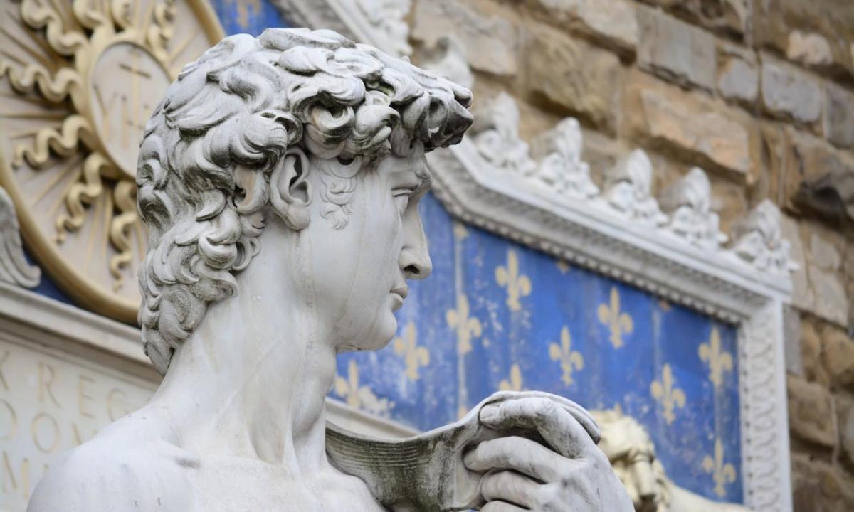 eine Statue einer Frauenbüste vor einem Gebäude