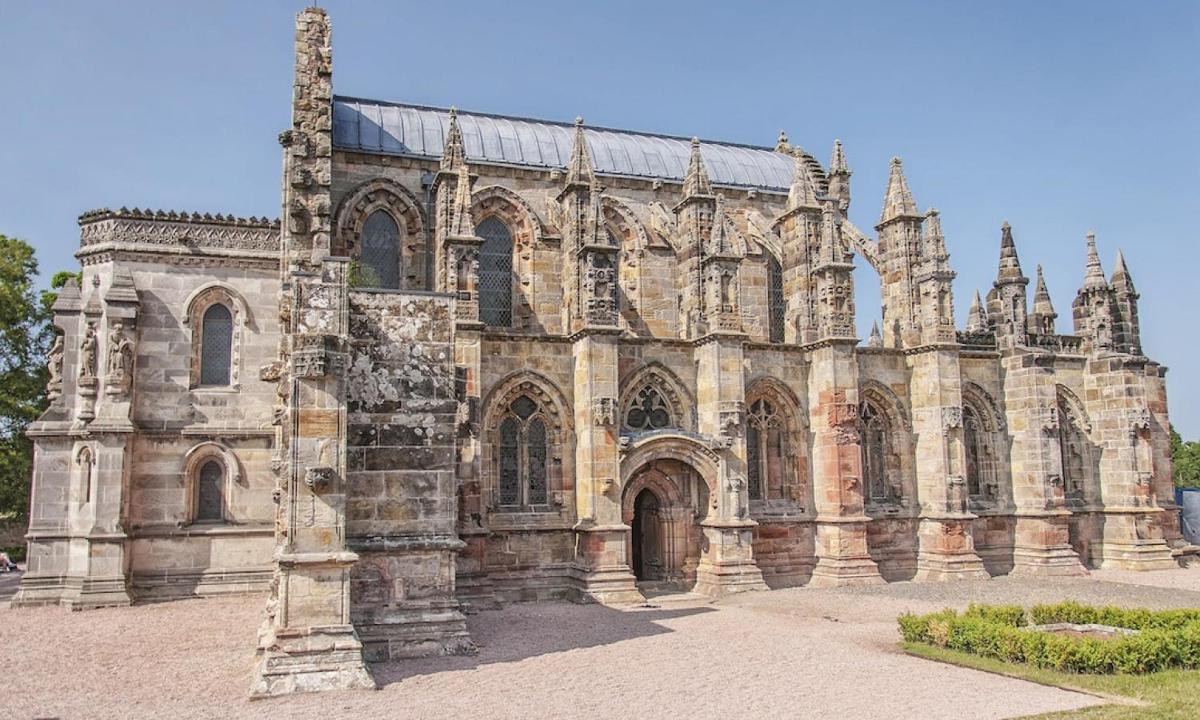 en gammel steinkirke med en stor bygning