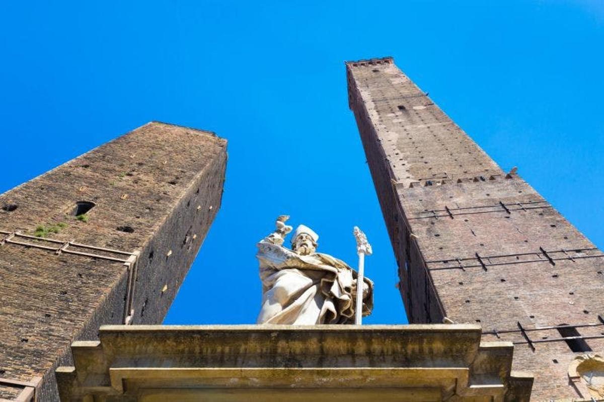 uma estátua no meio de duas torres
