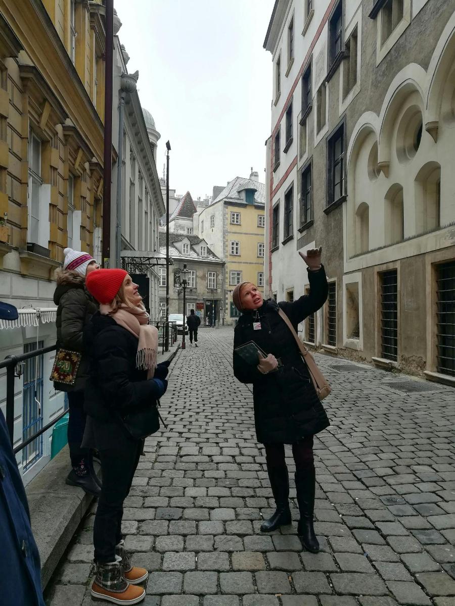 Un grupo de personas paradas en una calle
