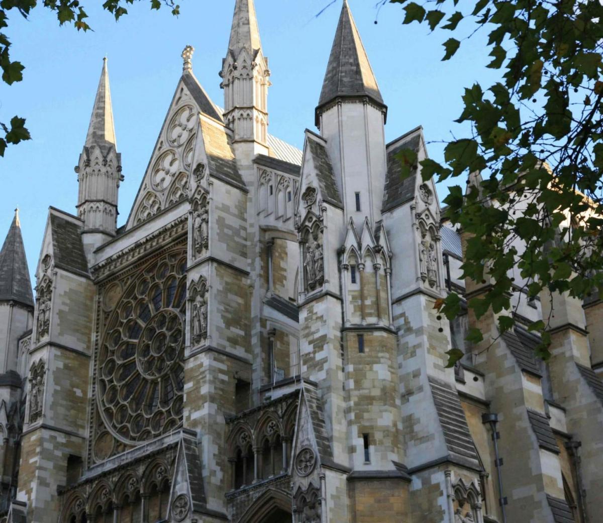un'immagine della facciata di una cattedrale