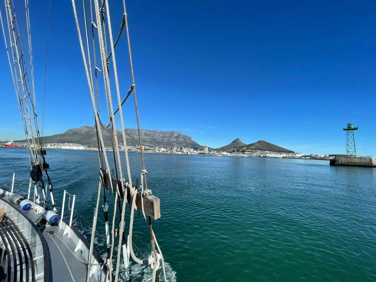 una barca in uno specchio d'acqua con le montagne sullo sfondo