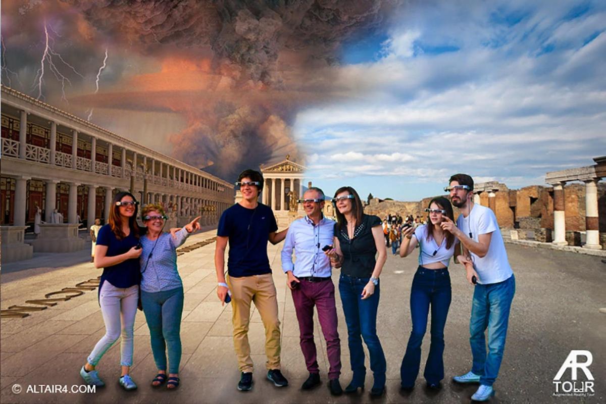 eine Gruppe von Menschen, die auf der Straße für ein Foto posieren