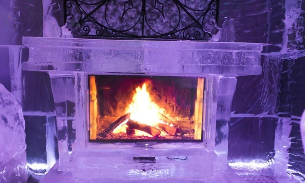 μια σόμπα με φωτιά μέσα με χιόνι