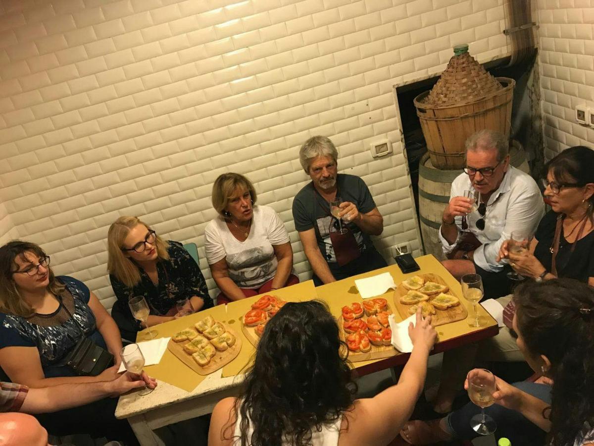 skupina lidí sedících kolem stolu a jedících jídlo