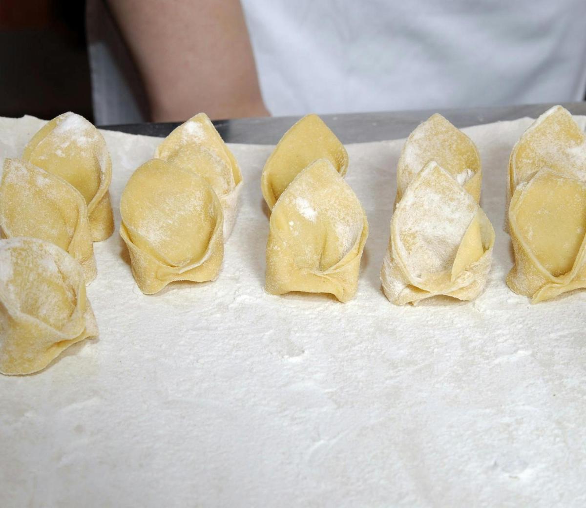 egy csoport wonton ül egy asztal tetején