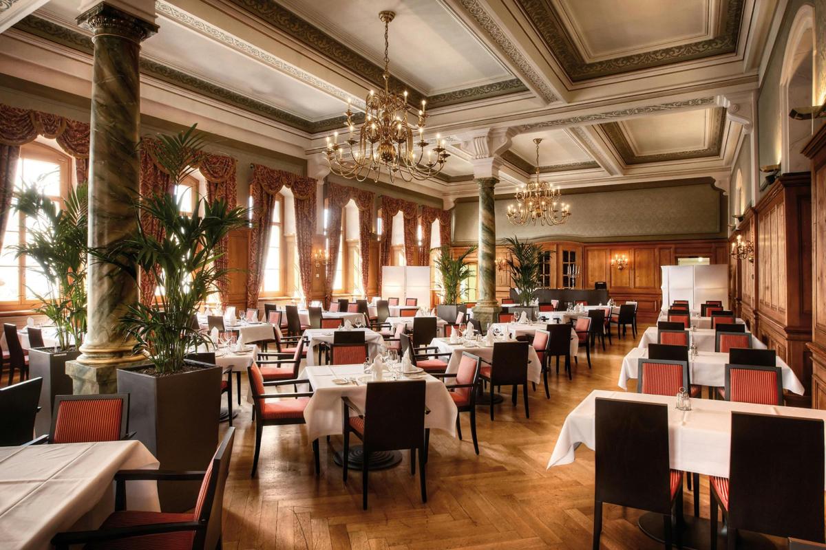 a dining room filled with tables and chairs