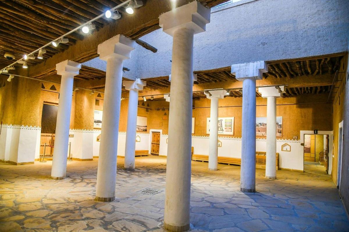 una gran sala amb columnes en un edifici