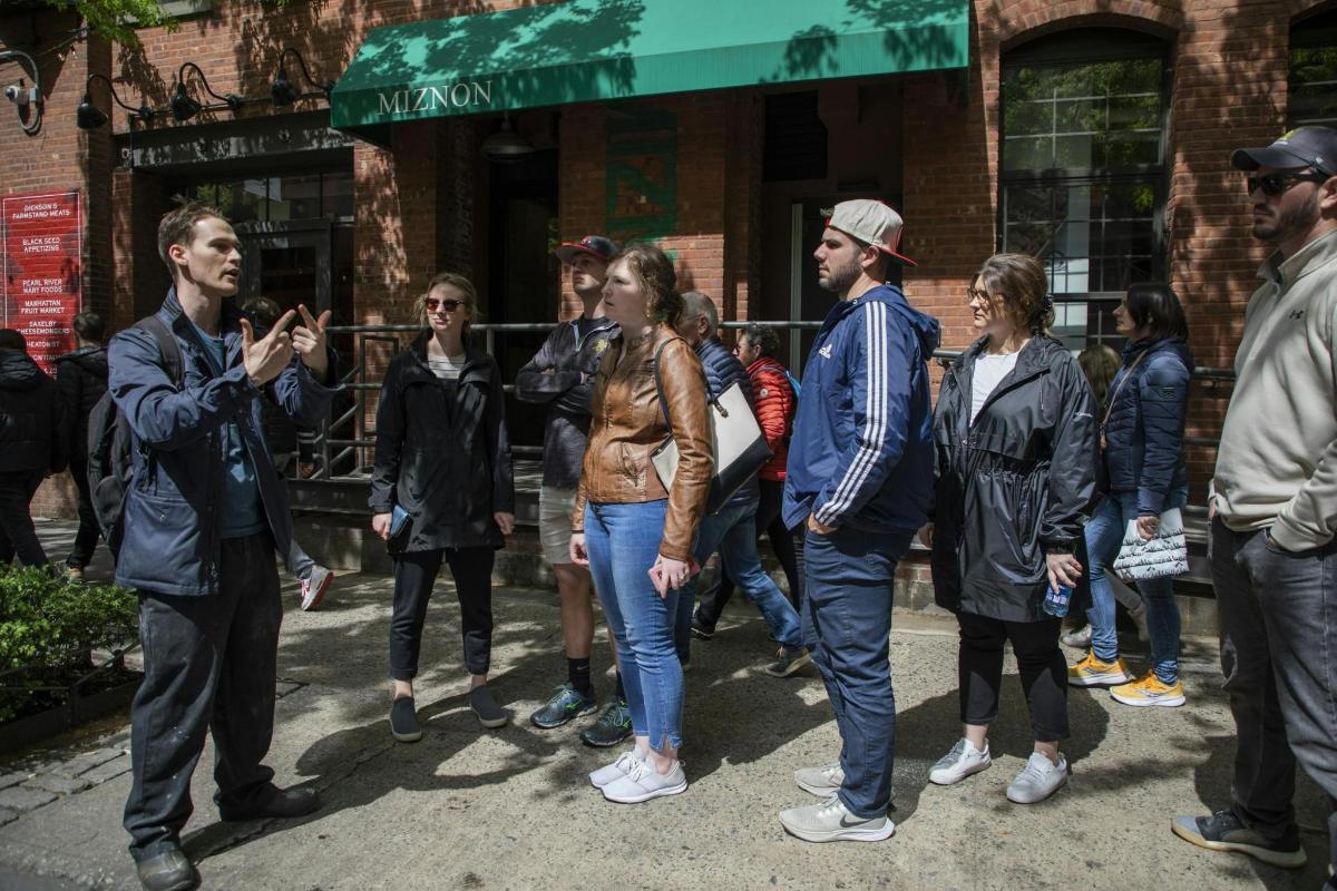 Un grupo de personas paradas en la calle