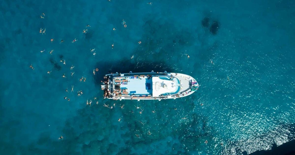 una vista aérea de un barco en el agua