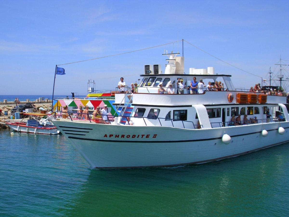 Un barco con gente en el agua