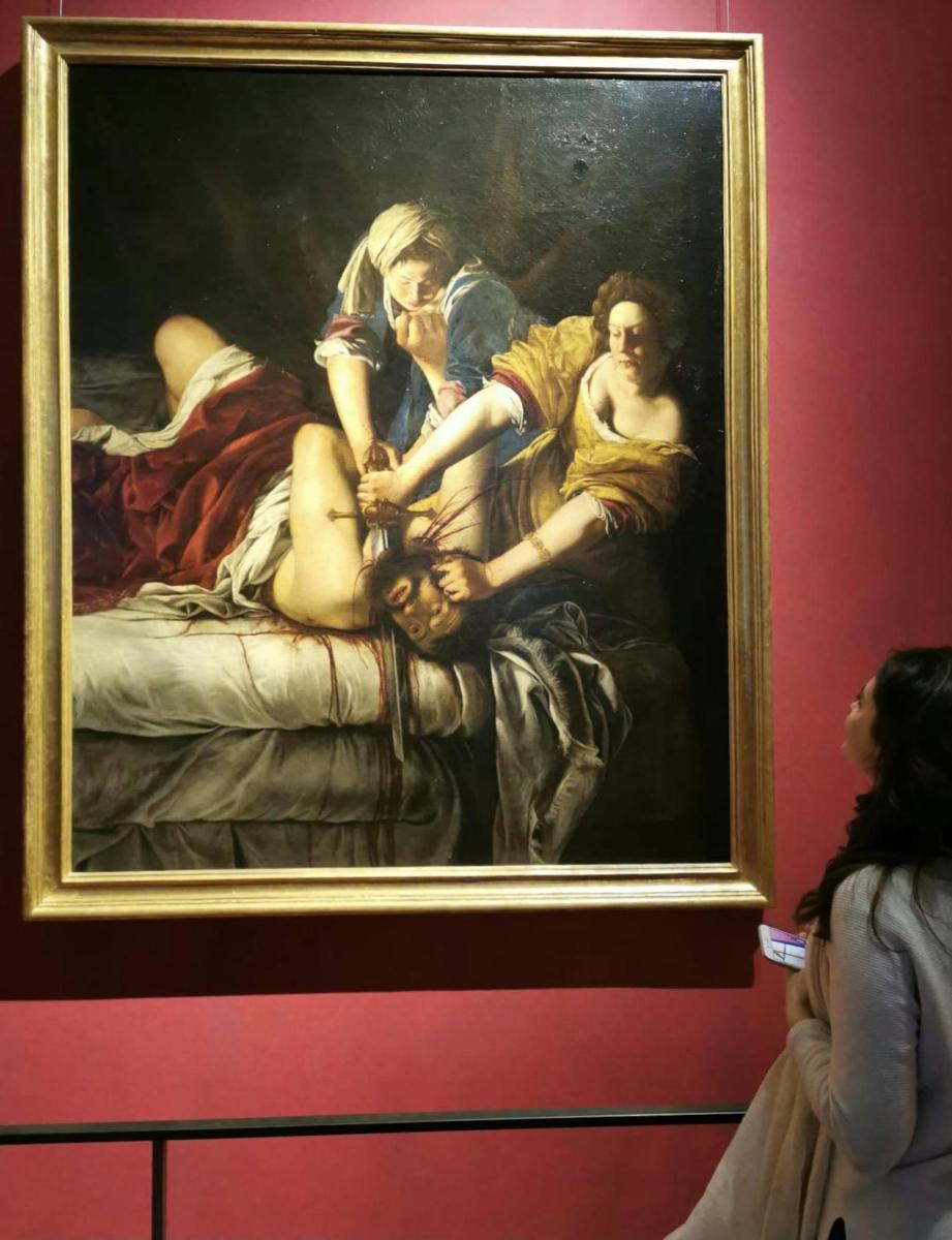 사람들이 보고 있는 박물관의 그림