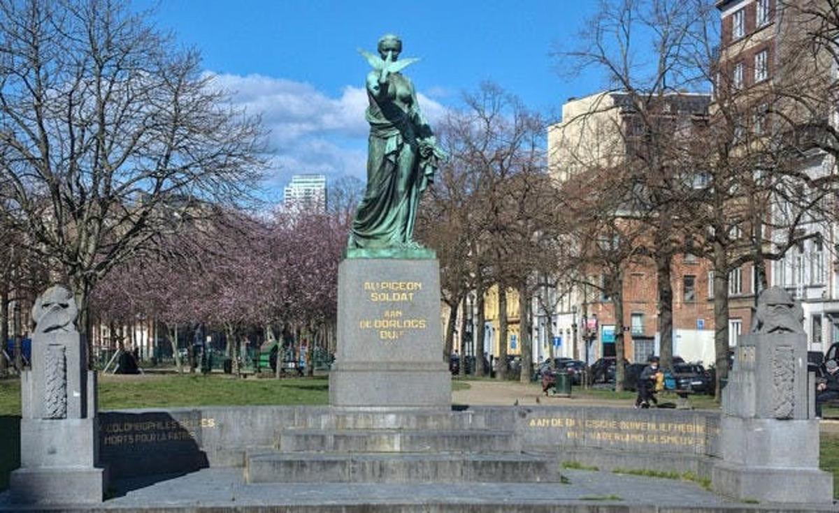 en statue av en kvinne som sitter på toppen av en trapp