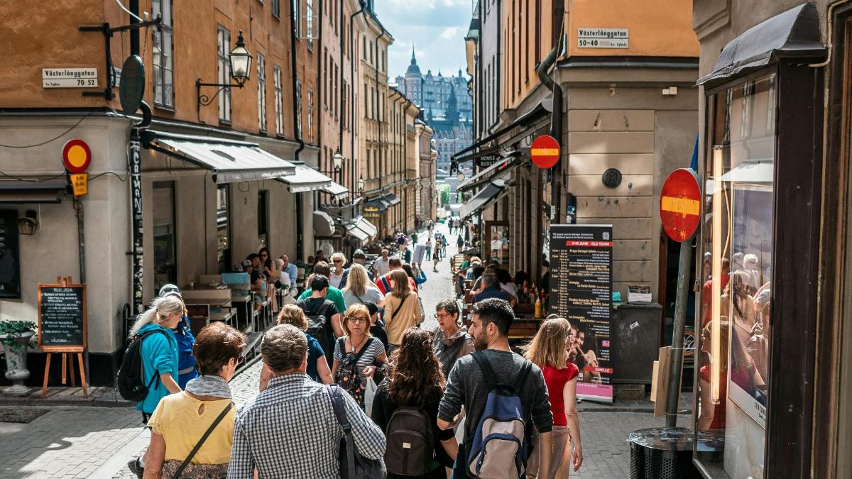 en menneskemængde, der går ned ad en travl bygade