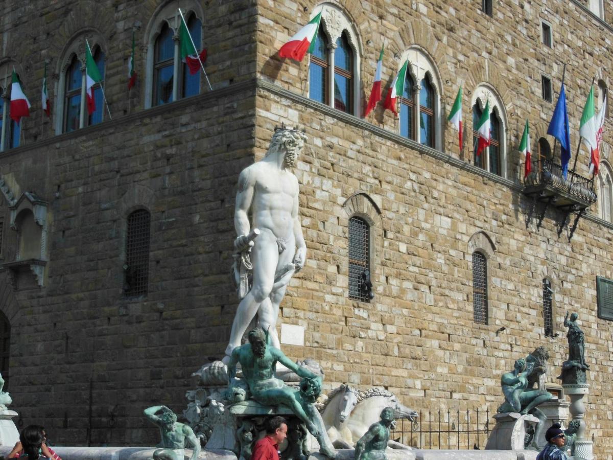 una estàtua davant d'un edifici