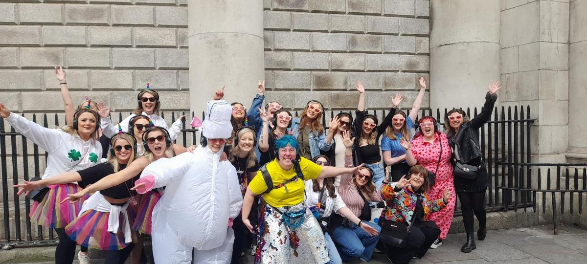 Un grupo de personas posando para una foto frente a un edificio.