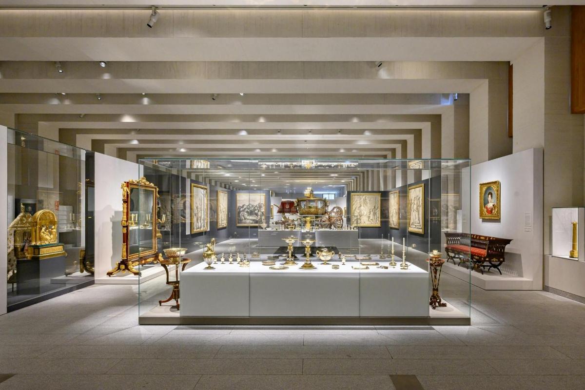 una vitrina en un museu amb objectes exposats